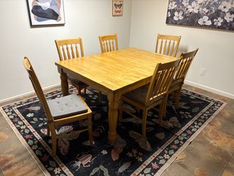 Dinning room table with 6 chairs and a leaf