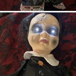 SPOOKY DANCING AND SINGING WITH LIGHT UP EUES DOLL