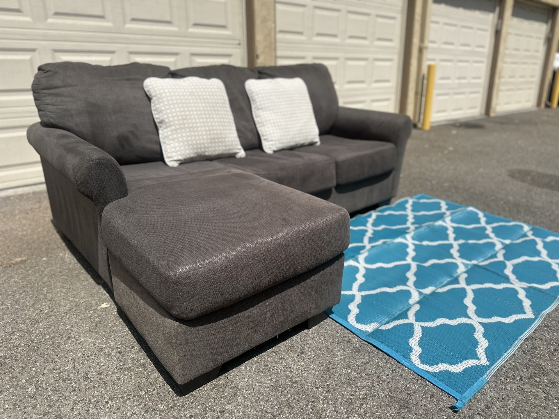 GRAY SECTIONAL COUCH W/ FREE DELIVERY 