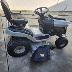 Top Rated

Murray
MT200 42 in. 19.0 HP 540cc EX1900 Series Briggs and Stratton Engine Automatic Gas Riding Lawn Tractor Mower