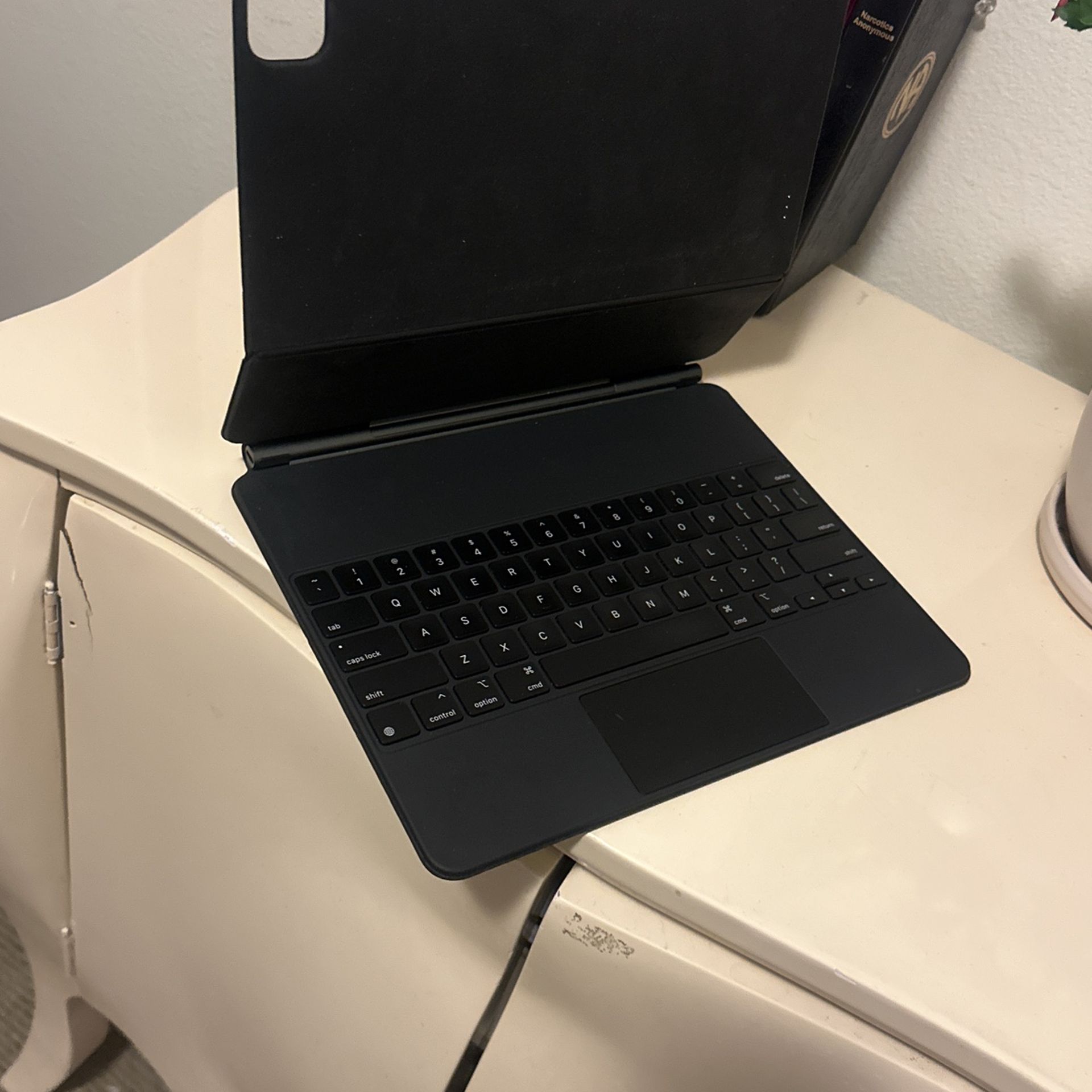 Black iPad Magic Keyboard - Excellent Condition