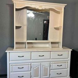 🎁BEAUTIFUL DRESSER/9 DRAWER- BEIGE COLOR🎁