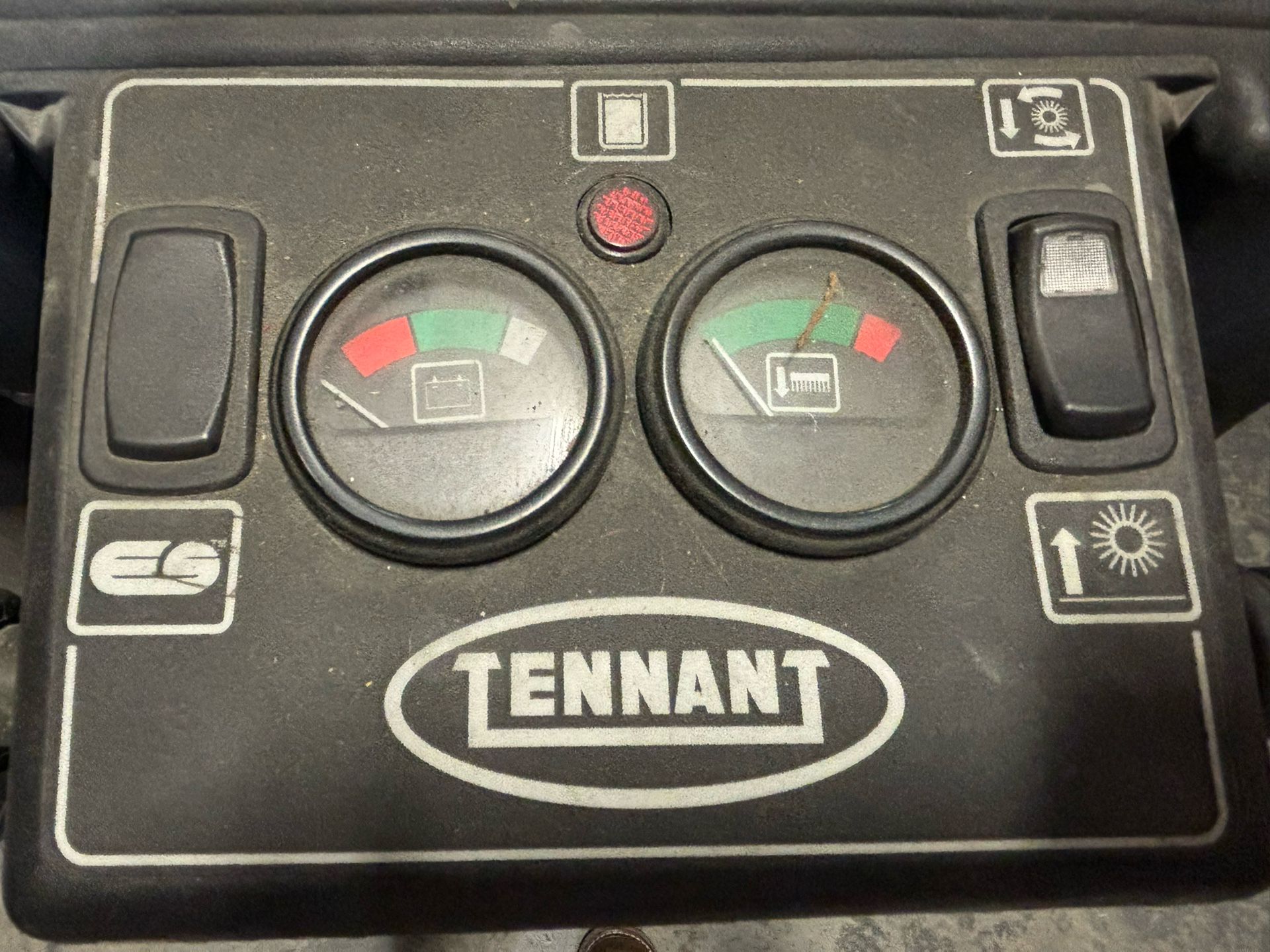 TENNANT Floor Scrubber