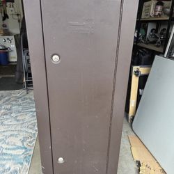 $200 - Homak 8-Long Gun Safe - Secure Storage for Firearms + New Keys!