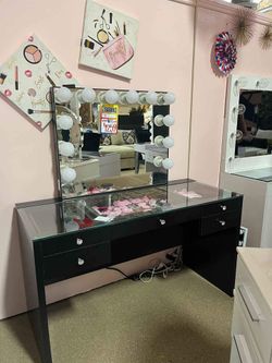 last set available!!!!! Black Vanity Table & mirror