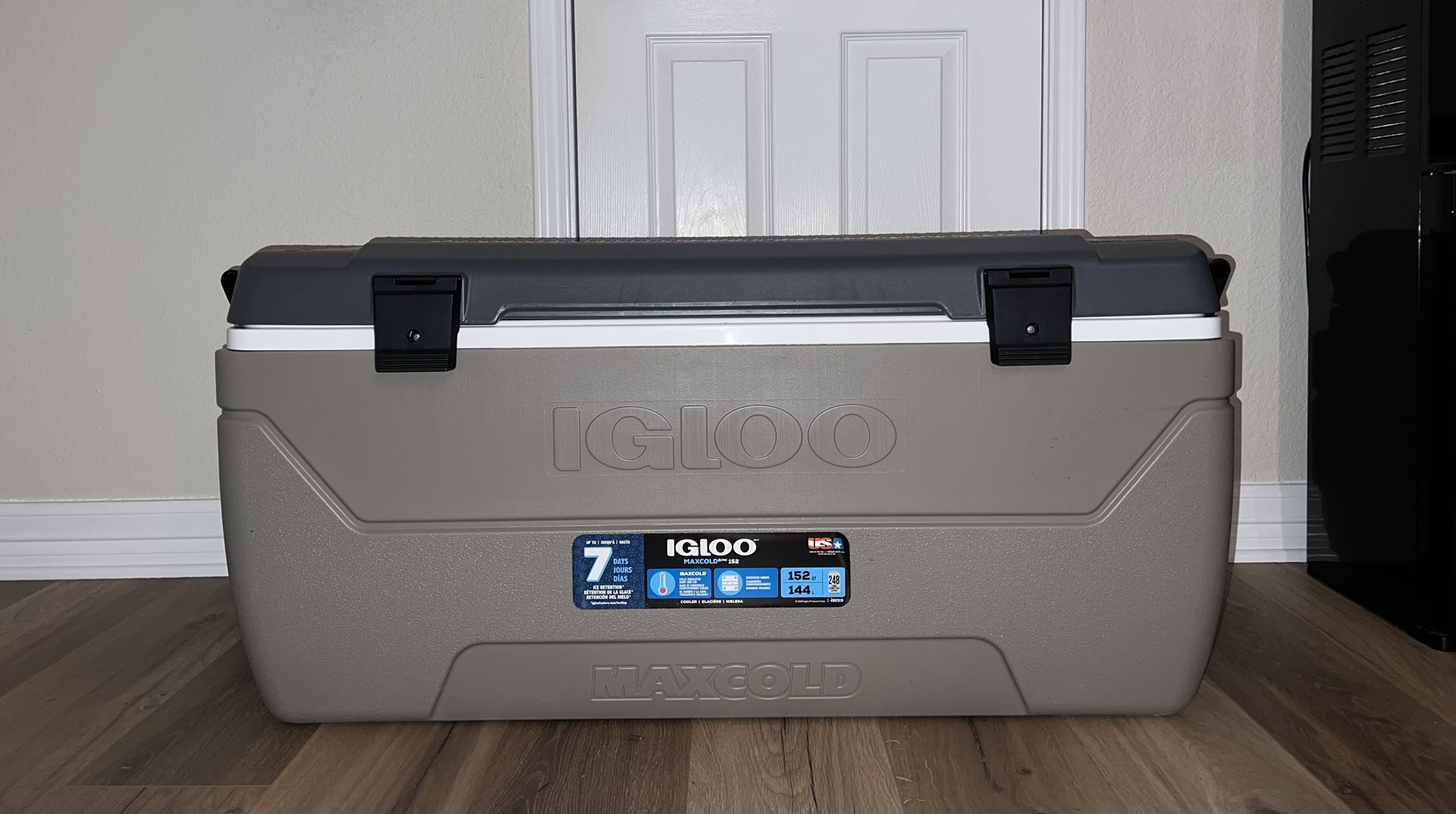 Igloo Maxcold 152-qt. Cooler LIKE NEW-Only used once!