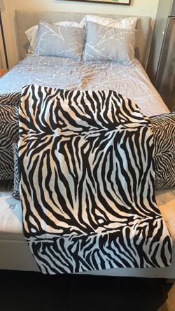 Zebra throw rug - Thro by Marlo Lorenz