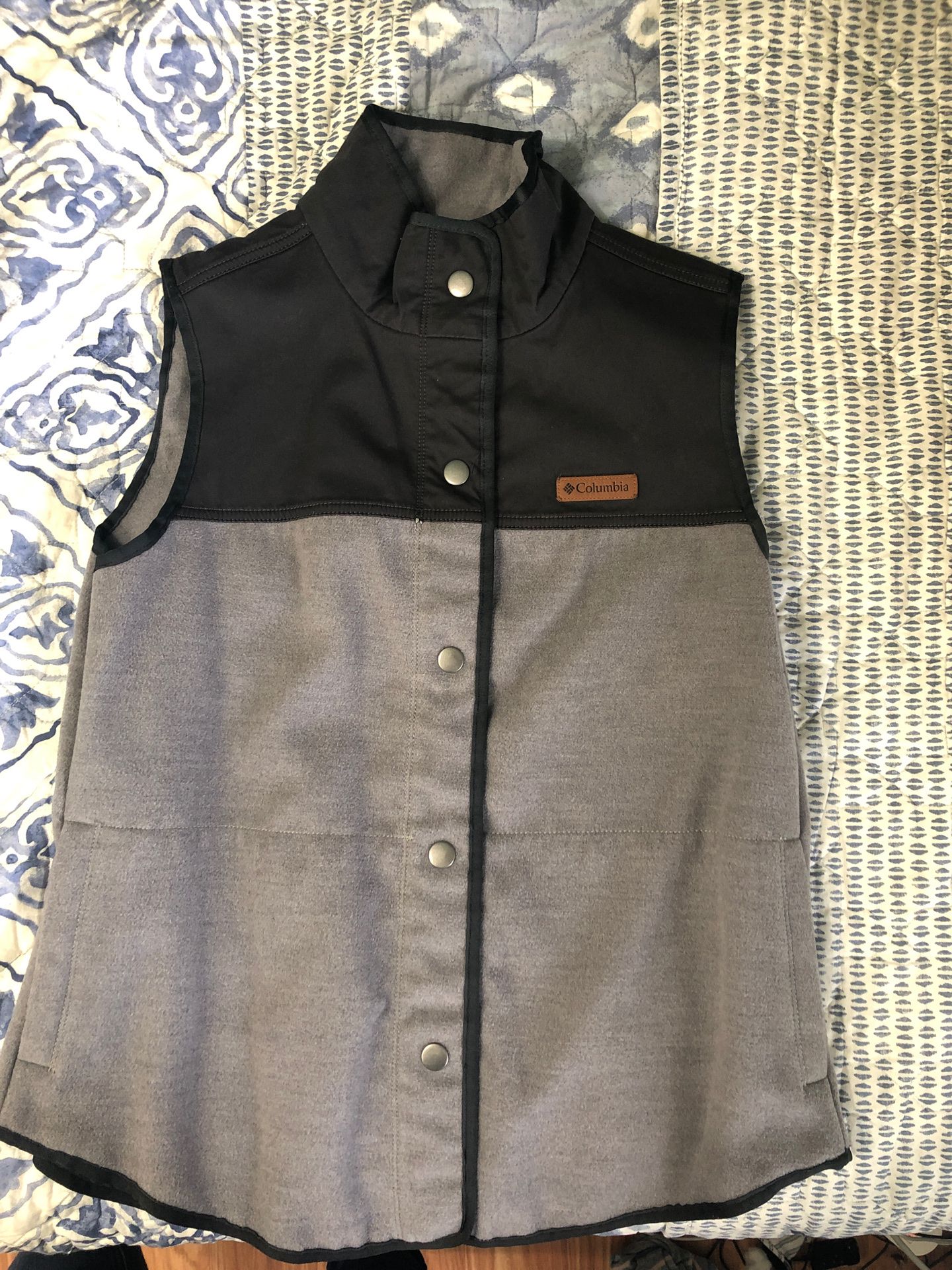Columbia, black and gray vest (L)