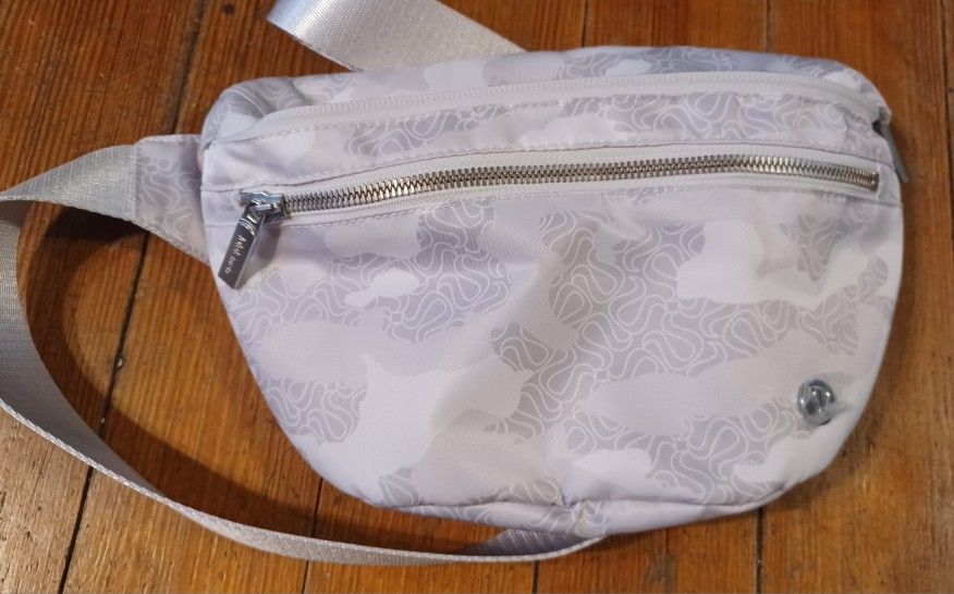 Lululemon Pack Waist New With $68 Tags White Grey Inside Pockets Outside