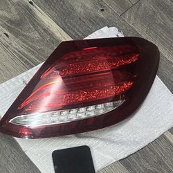 2017-2020 W213 E300 MERCEDES BENZ E-CLASS RIGHT TAIL LIGHT LAMP FULL LED IN NIGHT CONDITION 