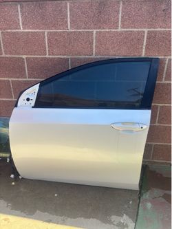 LEFT DRIVER SIDE FRONT DOOR 2014-2019 TOYOTA COROLLA (WHITE COLOR).