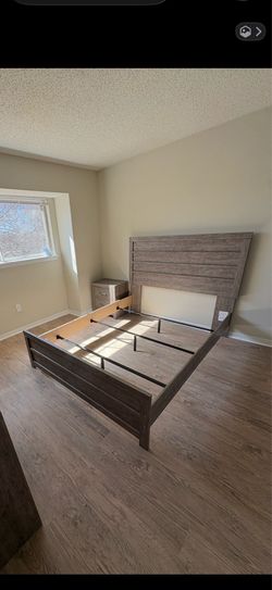 Ashley Furniture Culverbach Queen Panel Bed
