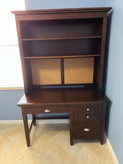 GORGEOUS DESK WITH HUTCH AND FREE CHAIR/ COST $850/ I AM ASKING $135