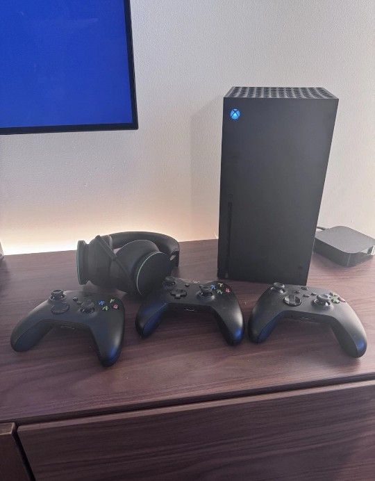 Series X 1TB SSD Home Console - Black - With Controllers & Headset