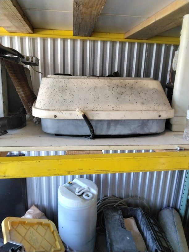 RV A/C UNIT