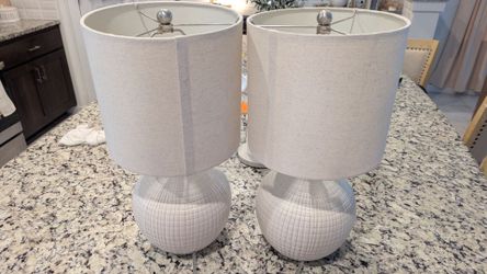 2 white lamps