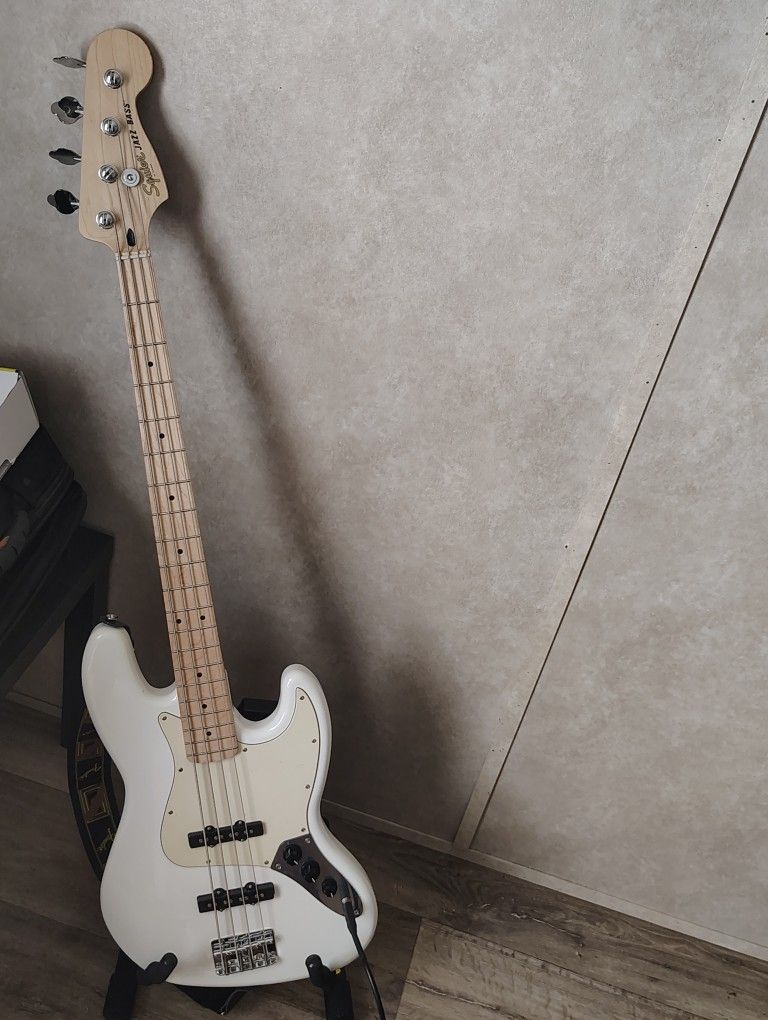 Affinity Jazz Bass Guitar w/ Fender Amplifier
