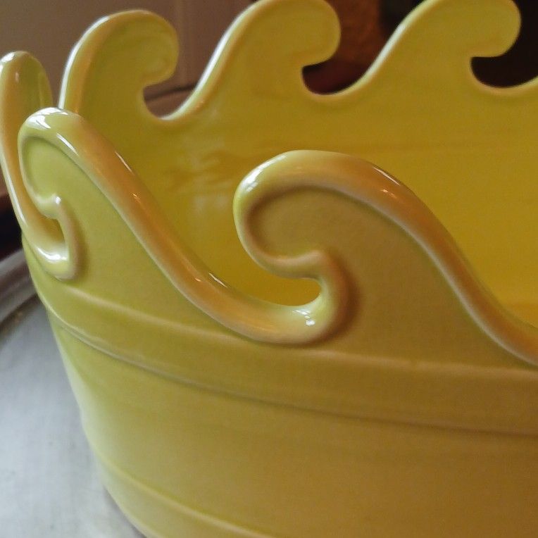 BRIGHT CITRON GREEN OVAL SHAPED,SCALLOPED EDGE DECORATIVE BOWL PLANTER - $10 (Washington Park, i25 and Alameda, Denver)