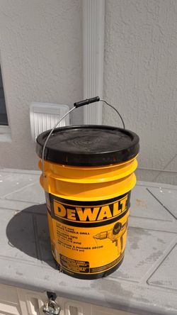DeWalt 5-Gallon Bucket with Lid