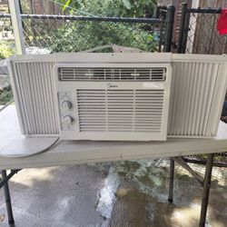 Midea Window Unit 5000BTUs 