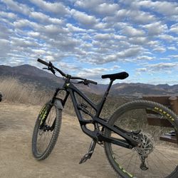 YT  CAPRA PRO RACE FULL CARBON FRAME AND WHEELS 29”