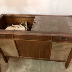  Vintage Stereo and Record player