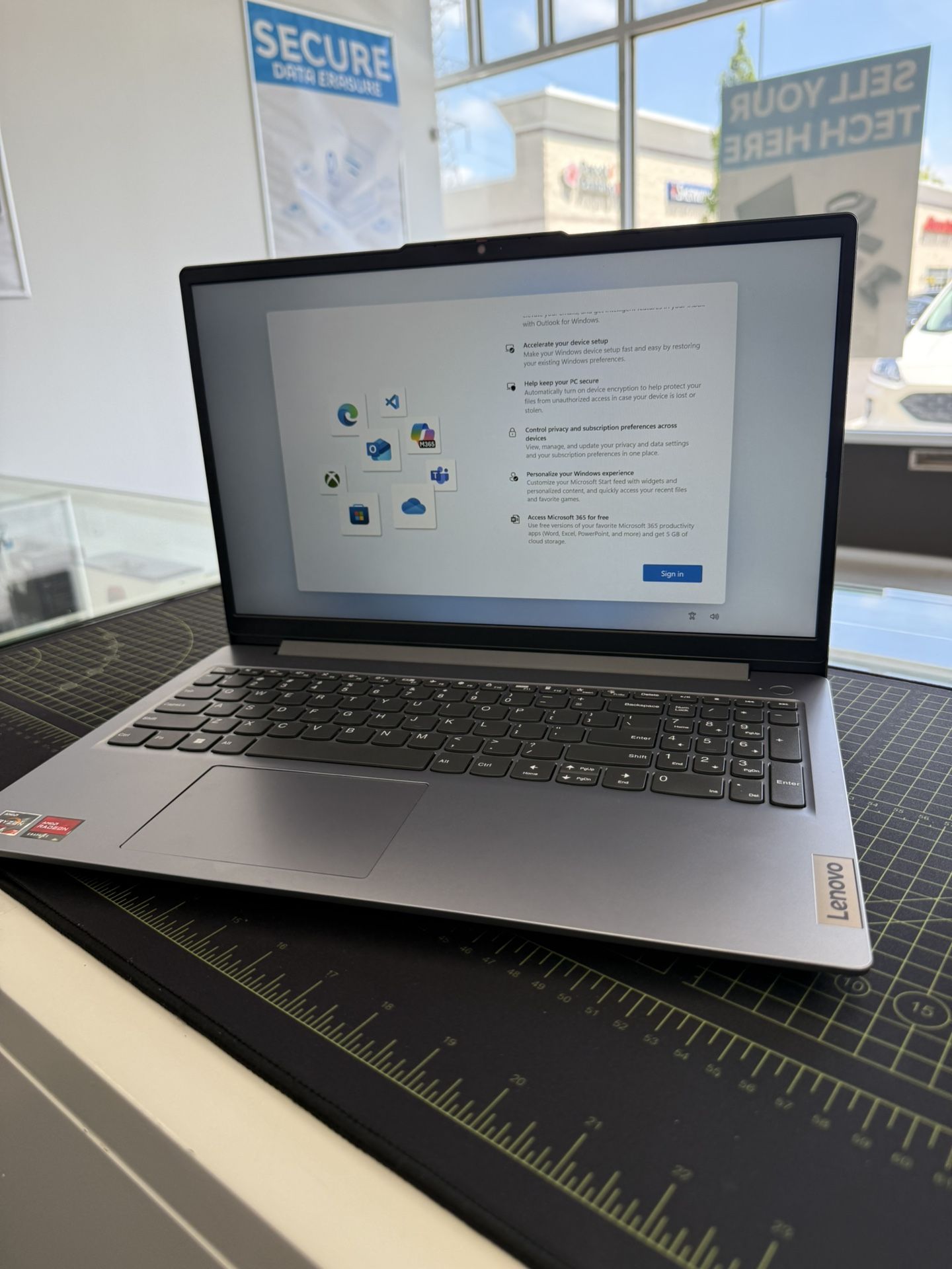 Lenovo - IdeaPad Slim 3 15.6" Full HD Touchscreen