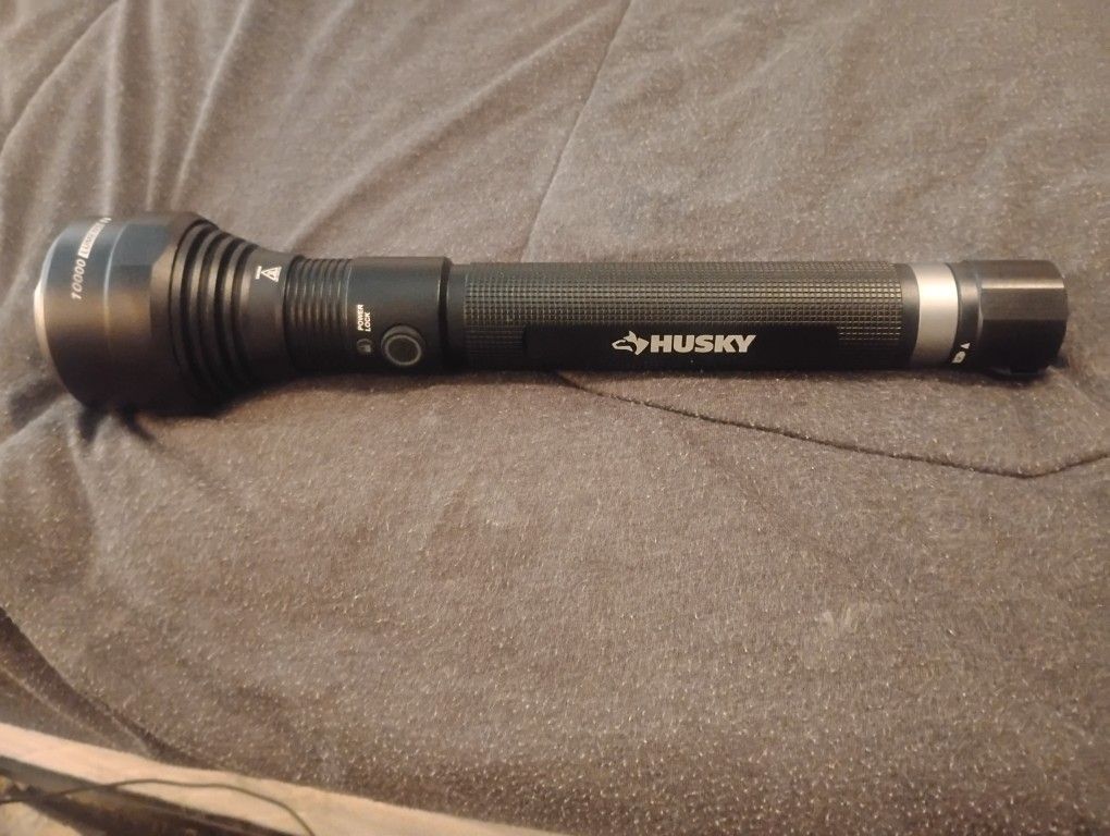 Husky
10000 Lumens Dual Power Focussed Flashlight