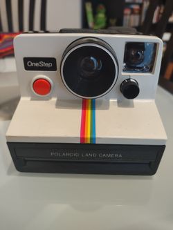 Vintage 1970's Polaroid Camera with Case Excellent Condition

See pictures - The neck strap is still wrapped.

No film included but the book and bag 