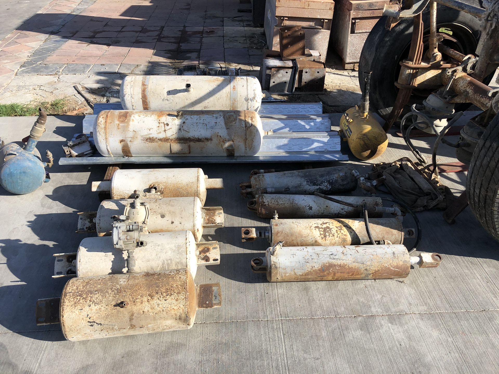 Double Bottom Dump Cylinders and Door Pistons