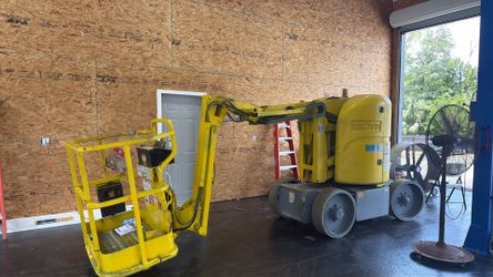 Commercial boom lift