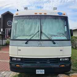 1997 Holiday Rambler Endeavor LE - Luxurious RV with Extras!