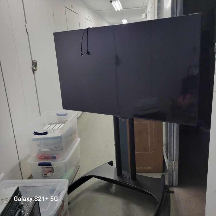 60-inch Samsung smart 4K TV $300.00 w MOBILE STAND
