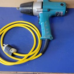 Makita 1/2 Impact Wrench + Extension.