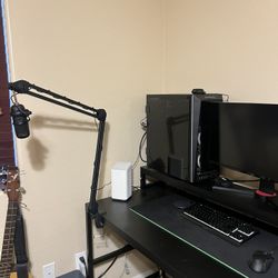 PC / 2 Monitors / Streaming Camera / Keyboard / Mouse / Desk