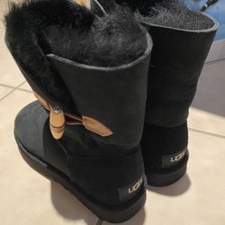 UGG BOOTS NEW BLACK SIZE 5 LEATHER / SHEEPSKIN LINING
