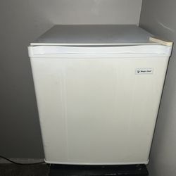 Magic chef mini fridge (1.7cu ft)