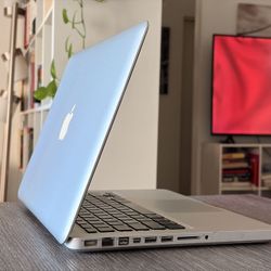 2011 Apple MacBook Pro 13.9" Intel Core i5 4gb Ram 250gb HD  Working Great,  High Sierra OS And  Ms Office And Charger 