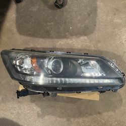 2013, 2014, 2015 Honda Accord Headlight Passenger ( Used Car Parts )