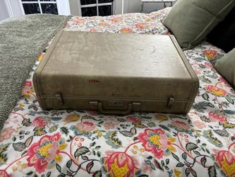 Vintage Royal Traveler Luggage beige pair