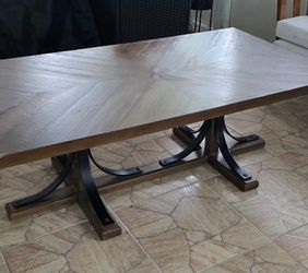 Beautiful brown coffee table in excellent condition great deal