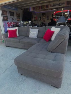 Excellent shape gray Ashley’s sectional couch !!
