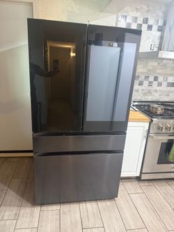 36” Samsung fridge good condition, cooling and freezer good, screen don't turn on