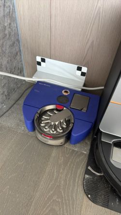 Dyson sweeping machine