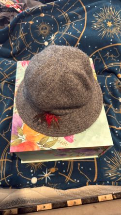 Gray Felt Bucket Hat with Feather Accent – Vintage Style