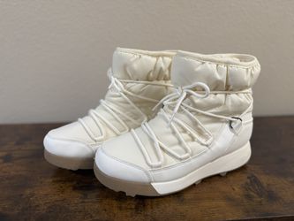 Cream Winter Boots With Lace Design 