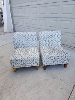 2 Sitting Chairs / Accent Chairs