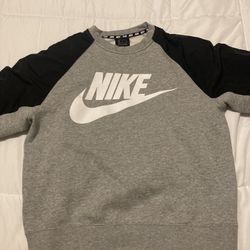 Nike Medium Crewneck Sweatshirt With Black Sleeves. 