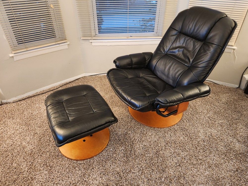 Monterey Furniture Black Leather reclining chair