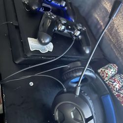 PS4 Two Controllers Headset And Games 